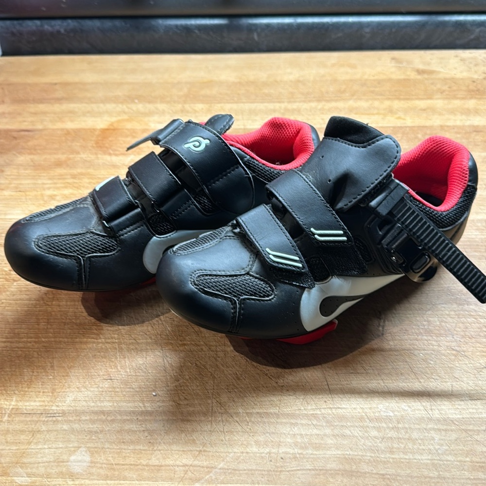 Peloton women’s shoes.  Great condition